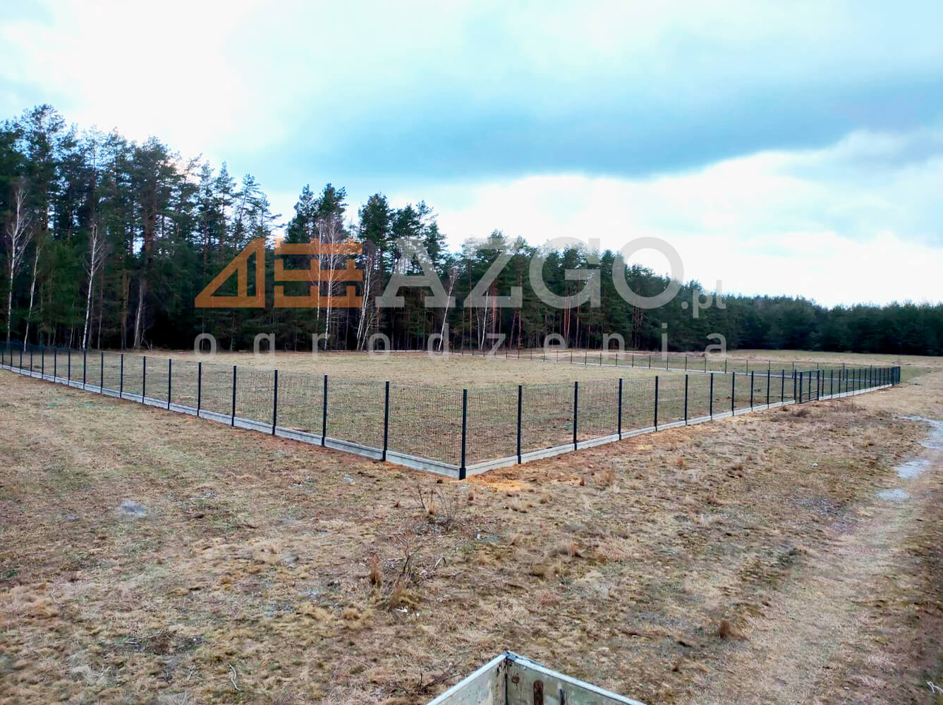 Budowa ogrodzenia zgodnie z prawem – o czym należy pamiętać grodząc działkę?