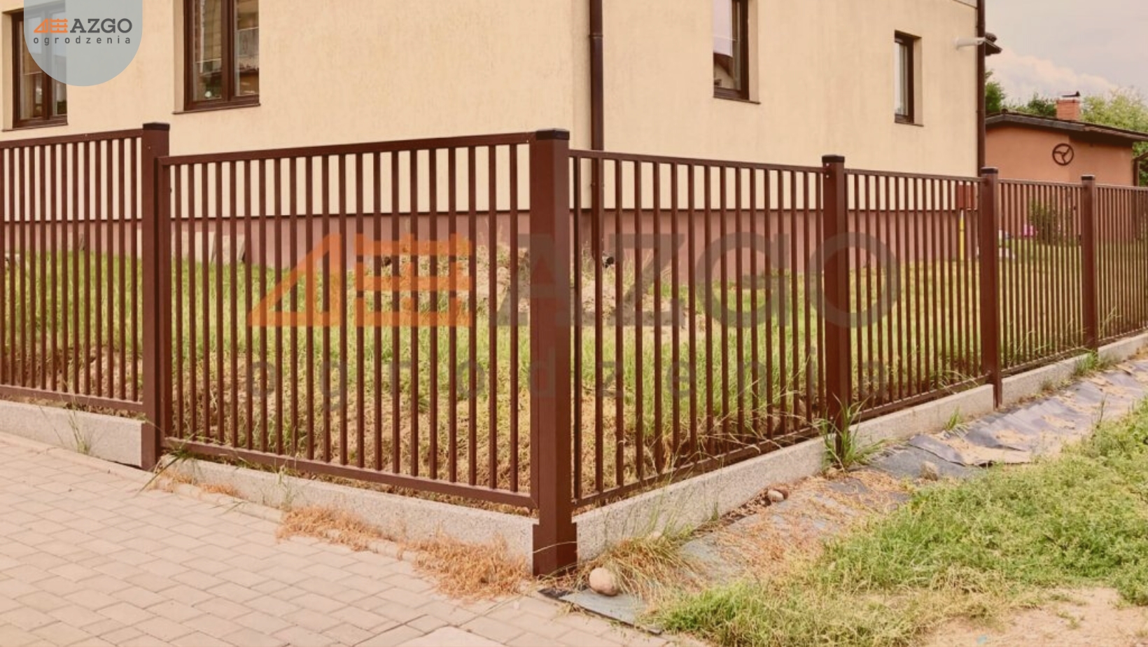 Jakie są zalety metalowych ogrodzeń dostępnych w Azgo